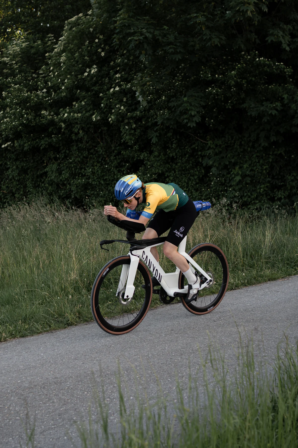 Leana im Teamdress auf ihrem Canyon-Zeitfahrrad