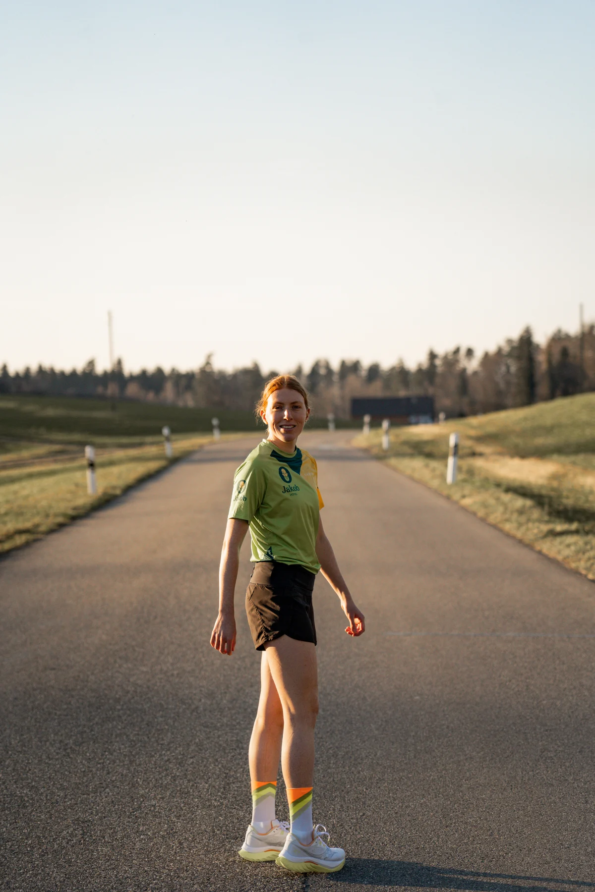 Leana lächelt im grünen Sportshirt in der Abendsonne